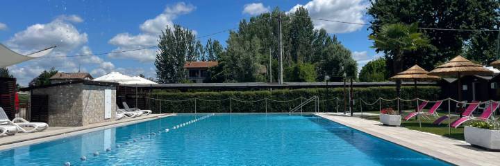 La piscina della Tenuta Santo Stefano è per tutti gli ospiti una alternativa rinfrescante e divertente. Oasi di relax con solarium.
